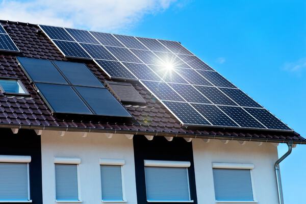 Instalacja solarna i fotowoltaiczna – energia czerpana bezpośrednio ze słońca w Twoim domu